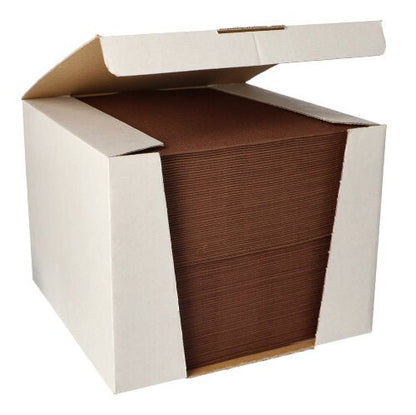 En stor hög PAPSTAR 100 servetter ”ROYAL Collection” med 1/4-vikning (40 cm x 40 cm) från PAPSTAR GmbH avbildas i en öppen vit kartong med flikar som delvis är vikta bakåt.