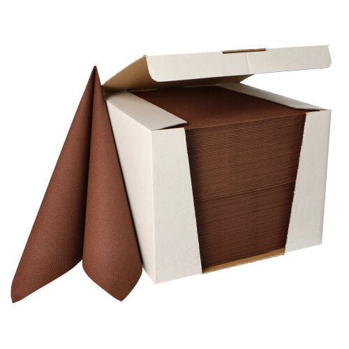 En vit låda från PAPSTAR GmbH med 100 servetter (1/4-vikning, 40x40 cm) ”ROYAL Collection”, två servetter delvis utdragna och stående upprätt bredvid lådan.