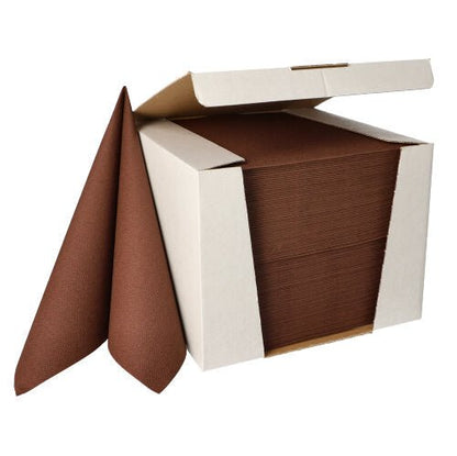 En vit låda från PAPSTAR GmbH med 100 servetter (1/4-vikning, 40x40 cm) ”ROYAL Collection”, två servetter delvis utdragna och stående upprätt bredvid lådan.