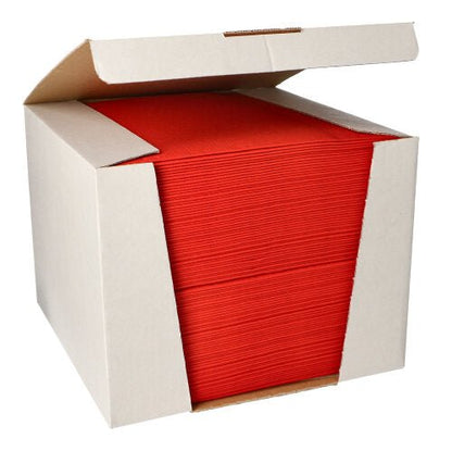 I en vit kartong från PAPSTAR I en delvis öppen förpackning ligger 100 röda servetter (40 cm x 40 cm) från ”ROYAL Collection” i 1/4-vikformat, tillverkade av högkvalitativt material, överskådligt uppställda.