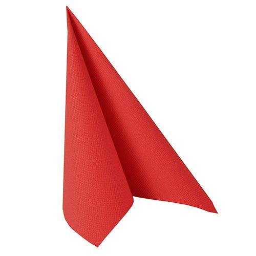En röd PAPSTAR 100 servetter ”ROYAL Collection”, 1/4-vikta, 40 cm x 40 cm, servett av PAPSTAR GmbH är vikta upprätt till en trekantig, konformad formation mot en enkel vit bakgrund.