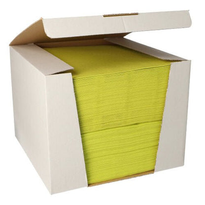 I en öppen kartong ligger en stapel med 100 PAPSTAR Servetter ”ROYAL Collection” 1/4-vikta (40x40 cm) från PAPSTAR GmbH, tillverkad av högkvalitativt material som ger en elegant touch.
