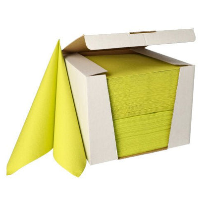 En vit låda från PAPSTAR Förpackningen innehåller 100 gula servetter ur ”ROYAL Collection”, 1/4-vikta, 40x40 cm, varav en lyxservett är delvis utdragen.