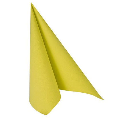 En gul PAPSTAR 100 servetter ”ROYAL Collection” 1/4-vikning (40x40 cm) Servett från PAPSTAR GmbH är vikt på högkant i triangulär form och står på en vit bakgrund.
