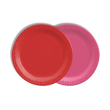 På bilden syns två som ligger ovanpå varandra PAPSTAR 12 tallrikar, runda pappstallrikar, Ø 18 cm, i olika färger, de PAPSTAR GmbH: en enfärgad röd och en rosa. Båda de miljövänliga tallrikarna med räfflad kant står på en enkel vit bakgrund.