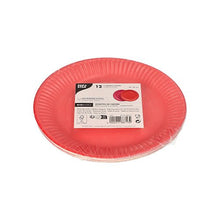 På bilden syns en förpackning med tolv PAPSTAR 12 tallrikar, runda pappstallrikar, Ø 18 cm, i olika färger från PAPSTAR GmbH, förpackad i genomskinlig plast, med en vit etikett i mitten där produktinformation, symboler och en streckkod finns angivna.