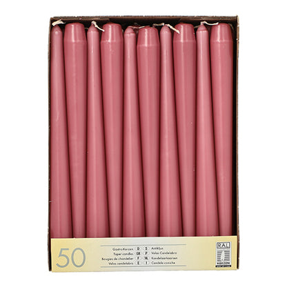 En låda med tio Starpak kronljus (Ø 2,2 cm - 25 cm) i vertikal ordning. På den nedre etiketten står det "50 stycken", den långa brinntiden är noterad, och den innehåller information på flera språk.