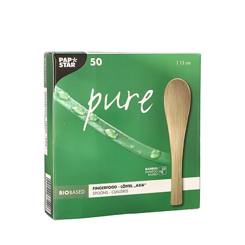 Den PAPSTAR bambusskeden "pure" 13 cm i den grön-vita kartongen (50 stycken) från PAPSTAR GmbH är ett biobaserat, hållbart engångsbestick, idealiskt för Asien-fingerfood. Förpackningen visar en bild av en bambussked och marknadsför dess miljövänliga kvalitet.