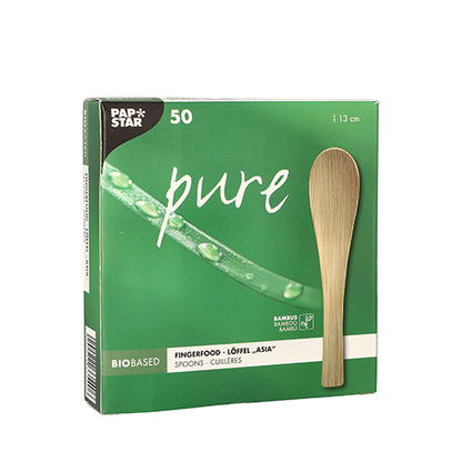 Den PAPSTAR bambusskeden "pure" 13 cm i den grön-vita kartongen (50 stycken) från PAPSTAR GmbH är ett biobaserat, hållbart engångsbestick, idealiskt för Asien-fingerfood. Förpackningen visar en bild av en bambussked och marknadsför dess miljövänliga kvalitet.