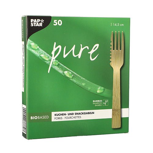 En grön PAPSTAR pure box innehåller 50 miljövänliga, biobaserade bambus-snacksgafflar (14,5 cm, tandad) från PAPSTAR GmbH. Framsidan visar en gaffel, ett bambublad med droppar och är försedd med tysk, fransk och engelsk text.