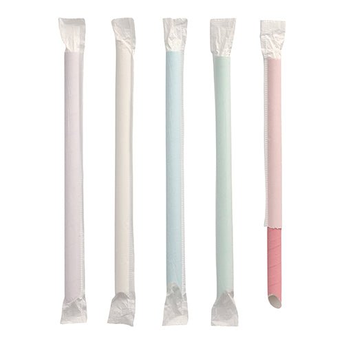 Fem PAPSTAR bubble tea-papperssugrör (Ø 12 mm, 20 cm, färgsorterade) från PAPSTAR GmbH i pastellfärger - vit, ljusblå, ljusgrön och rosa - står upprätt; varje är individuellt förpackad, det rosa sugröret delvis uppackat.
