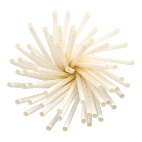 En klunga av PAPSTAR Shake-sugrör av papper Ø 8 mm, 25 cm (135 stycken) från PAPSTAR GmbH är arrangerade i ett cirkulärt, strålande mönster och ses uppifrån mot en vit bakgrund.