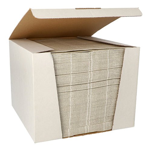 I en kartong med öppet lock finns 100 PAPSTAR Servetter ”ROYAL Collection”, 1/4-vikta, 40x40 cm från PAPSTAR GmbH, delvis synlig genom en öppning i framsidan.