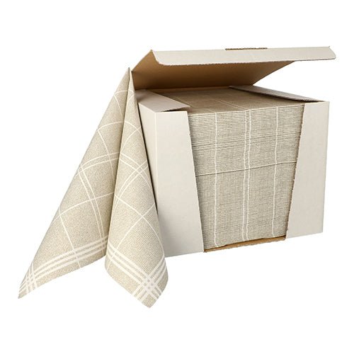 I en öppen kartong ligger 100 stycken snyggt staplade PAPSTAR Servetter ”ROYAL Collection”, 1/4-vikta, 40 cm x 40 cm, i beige-vitt rutmönster från PAPSTAR GmbH, där en servett av hög kvalitet är delvis utdragen.