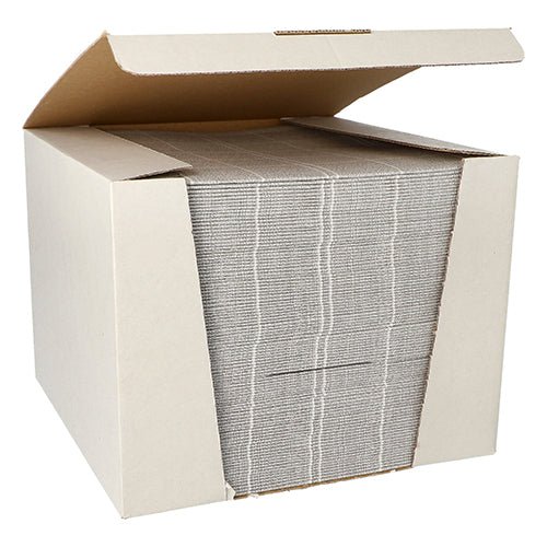 I en öppnad förpackning ur ROYAL Collection från PAPSTAR I GmbH finns en prydligt staplad bunt med 100 grå servetter ur ”ROYAL Collection” i 1/4-vikning, 40x40 cm, som delvis syns genom den främre öppningen.