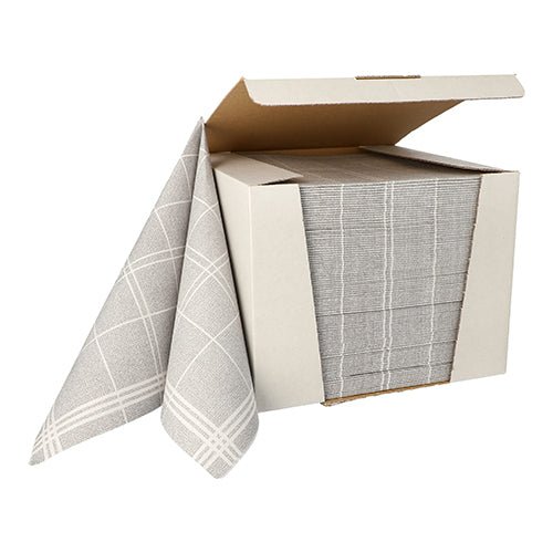 I en öppen kartong finns en stapel PAPSTAR 100 servetter ”ROYAL Collection”, 1/4-vikta, 40x40 cm från PAPSTAR GmbH i grått med vitt rutmönster; en servett är delvis utdragen.