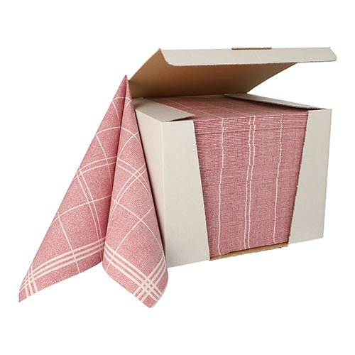 En kartonglåda med en stapel PAPSTAR 100 servetter ”ROYAL Collection” med 1/4-veck (40 x 40 cm) från PAPSTAR GmbH, röd-vitt rutmönster, delvis utdraget på en enfärgad vit bakgrund.