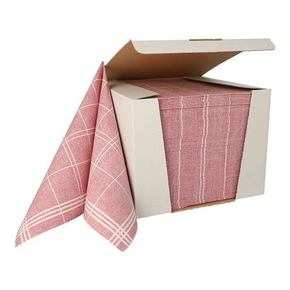En kartonglåda med en stapel PAPSTAR 100 servetter ”ROYAL Collection” med 1/4-veck (40 x 40 cm) från PAPSTAR GmbH, röd-vitt rutmönster, delvis utdraget på en enfärgad vit bakgrund.