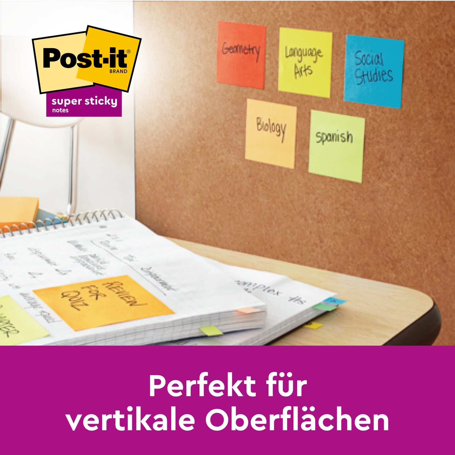 På en korktavla ligger Post-it® Super Sticky Notes, färgglada, kombinationspaket med sidmarkörer från 3M Deutschland GmbH, märkta med skolämnen. På skrivbordet nedanför ligger en anteckningsbok och en lapp med texten "Historiequiz". Perfekt för vertikala ytor.
