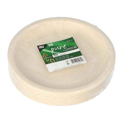 Ein Stapel runder, weißer Einwegteller aus Agrarresten von PAPSTAR GmbH, in Folie mit grün-weißem Etikett „50 pure“ und Produktinfos verpackt.