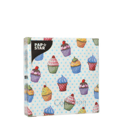 Ett kvadratiskt paket med 20 PAPSTAR-servetter från PAPSTAR GmbH, 3-lager, 25 x 25 cm, med ljusblå prickig bakgrund med färgglada cupcake-motiv och en svart "PAP STAR"-etikett i det övre vänstra hörnet.