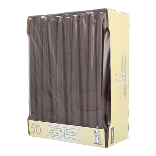 En beige Starpak-kartong med produktinformation på sidan och framsidan innehåller 50 mörklila ljusljus (Ø 2,2 cm, 25 cm) i en genomskinlig plastförpackning.