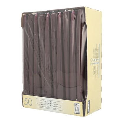 En beige Starpak-kartong med produktinformation på sidan och framsidan innehåller 50 mörklila ljusljus (Ø 2,2 cm, 25 cm) i en genomskinlig plastförpackning.