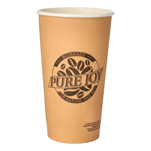 En hög, brun PAPSTAR 50 drickbägare (0,5 l, pappersbägare) från PAPSTAR GmbH har en vit kant och en rund „Pure Joy“-logotyp med texten „Biobased for nature and you“ med kaffebönsgrafik.