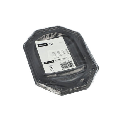 Ein Stapel Starpak 10 Servierplatten, PET schwarz – schwarze achteckige Schalen aus strapazierfähigem PET, eingewickelt in durchsichtigen Kunststoff mit einem weißen Etikett mit Produktdetails und Barcode – perfekt für Catering-Events.
