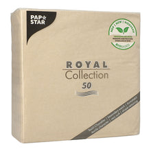 Eine sandfarbene Packung PAPSTAR 50 Servietten "ROYAL Collection" 1/4-Falz 40x40 cm der PAPSTAR GmbH, mit grünem "biobased"-Etikett in der rechten oberen Ecke und der Zahl 50 als Mengenangabe.
