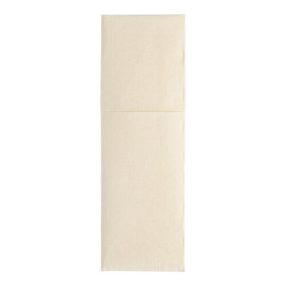 På vit bakgrund visas en ofälld beige servett från PAPSTAR 50 servetter „ROYAL Collection“ (48 x 30 cm, med bestickfals) från PAPSTAR GmbH.