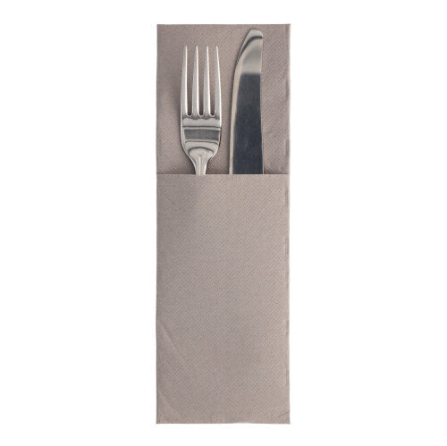En silverfärgad gaffel och en silverfärgad kniv ligger bredvid varandra i en brun PAPSTAR 50 servett „ROYAL Collection“ 48 cm x 30 cm med bestickfals-servett från PAPSTAR GmbH, presenterad på en enkel vit bakgrund.
