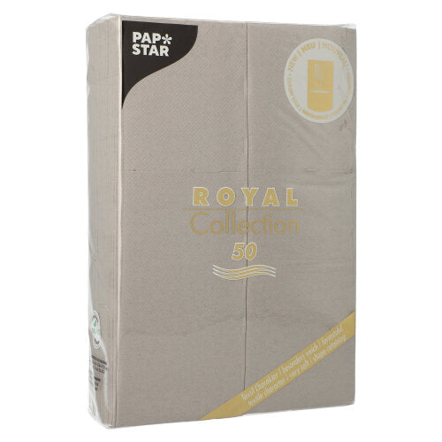 En förseglad förpackning med 50 PAPSTAR-servetter „ROYAL Collection“ 48 cm x 30 cm med bestickfals från PAPSTAR GmbH står upprätt och är försedd med guld-vit text och ett runt emblem på förpackningen.