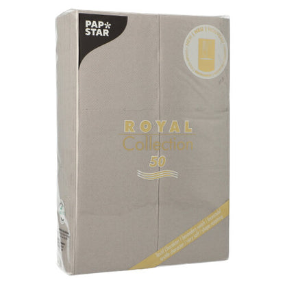 En förseglad förpackning med 50 PAPSTAR-servetter „ROYAL Collection“ 48 cm x 30 cm med bestickfals från PAPSTAR GmbH står upprätt och är försedd med guld-vit text och ett runt emblem på förpackningen.