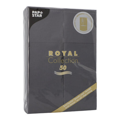 En förseglad förpackning med 50 servetter „ROYAL Collection“ 48 x 30 cm med bestickfals från PAPSTAR GmbH, med guld-vit text och ett runt emblem i det övre högra hörnet.