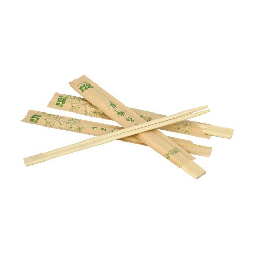 Flera par PAPSTAR GmbH ätpinnar bambu "pure", 21 cm, var och en individuellt förpackad i plastfolie, är utspridda på en vit bakgrund; några par har ärmar med gröna motiv och text.