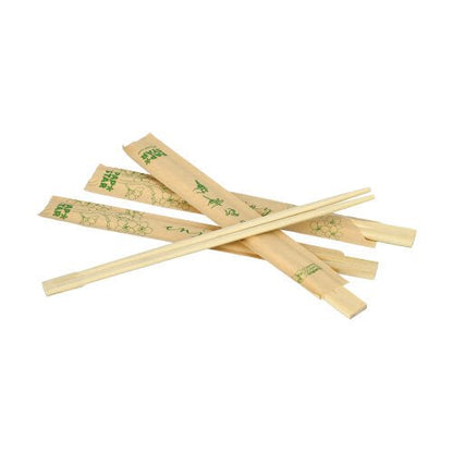 Flera par PAPSTAR GmbH ätpinnar bambu "pure", 21 cm, var och en individuellt förpackad i plastfolie, är utspridda på en vit bakgrund; några par har ärmar med gröna motiv och text.