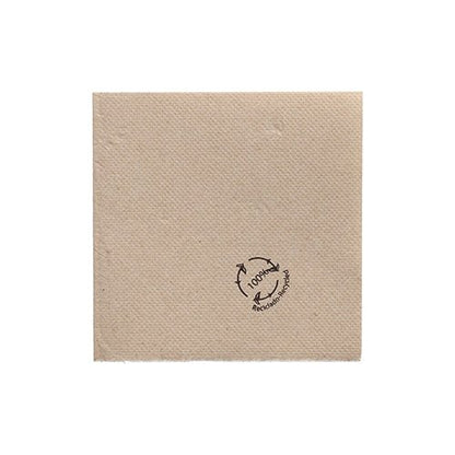 De PAPSTAR servetterna 1/4-vikning, 20x20 cm natur av återvunnet papper (100 stycken) från PAPSTAR GmbH är en brun, återvunnen servett med svart "100% återvunnet"-stämpel och återvinningssymbol på vit bakgrund.