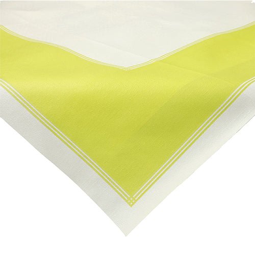En närbild av Starpak 20 mittduksduk (80x80 cm) från linjen ”soft selection plus” av tyg-liknande fleece med bred gul kant och två tunna vita linjer vid kanten. Hörnet är synligt.