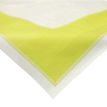 En närbild av Starpak 20 mittduksduk (80x80 cm) från linjen ”soft selection plus” av tyg-liknande fleece med bred gul kant och två tunna vita linjer vid kanten. Hörnet är synligt.