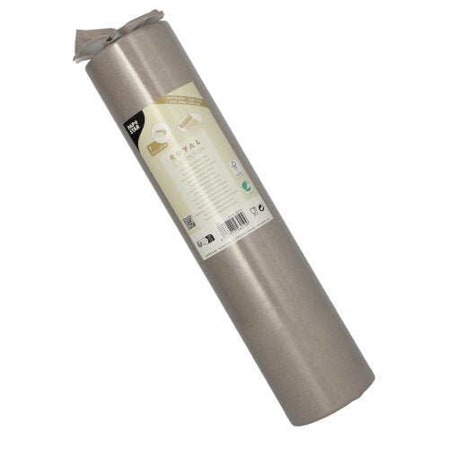 En 24 m x 40 cm stor PAPSTAR bordsduk från ROYAL Collection från PAPSTAR GmbH i högkvalitativt silvervävnad är folieinslagen och försedd med en etikett med produktdetaljer, återvinningssymboler och mått.