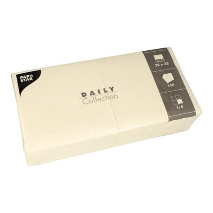 Ett förseglat paket med 150 PAPSTAR servetter "DAILY Collection" från PAPSTAR GmbH, 32 x 32 cm med praktisk 1/4-vikning, ingår i leveransen.