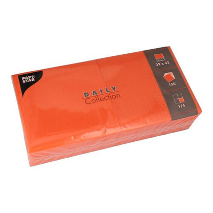 En förpackning med 150 orangefärgade servetter från PAPSTAR GmbH, "DAILY Collection", 1/4-vikning, 32 x 32 cm, levereras i en plastförpackning med produktdetaljer på höljet.