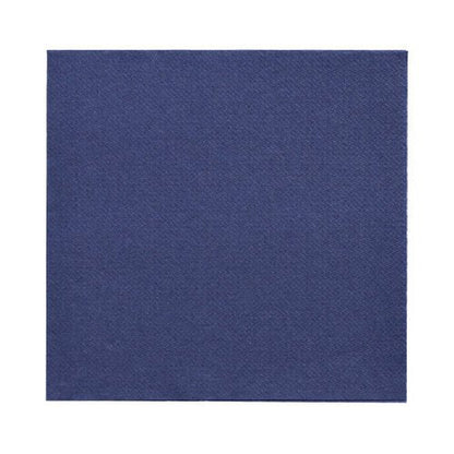 Avbildade är enkla, mörkblå PAPSTAR 150 servetter "DAILY Collection" 1/4-vikning 32x32 cm från PAPSTAR GmbH på vit bakgrund.