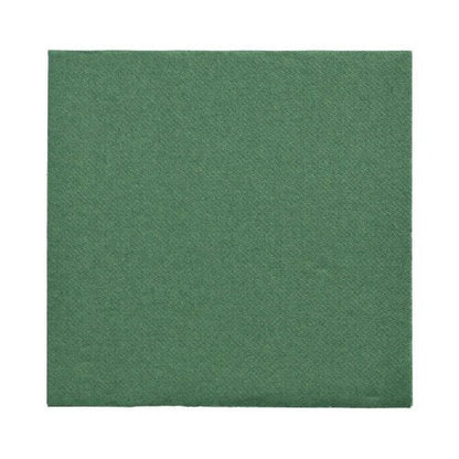 Avbildad är en 150 servetter "DAILY Collection" (32x32 cm, 1/4-vikning) från PAPSTAR GmbH i enfärgad grön, ofälld på vit bakgrund.