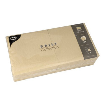 En beige förpackning med 150 servetter från PAPSTAR GmbH "DAILY Collection" 1/4-vikning, 32 x 32 cm, perfekt för daglig användning. Prydligt vikta och förpackade i transparent folie.