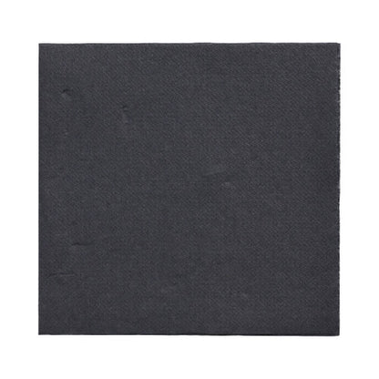 På vit bakgrund avbildas en svart 150 servetter "DAILY Collection" (1/4-vikning, 32x32 cm) från PAPSTAR GmbH, som visar sin släta, diskret strukturerade yta med små oregelbundenheter.
