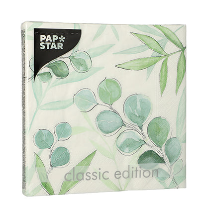 PAPSTAR GmbH 20 Servietten, 33x33 cm, 3-lagig, 1/4-Falz, Design Set 4: Servietten mit grünem Eukalyptus- und Blättermuster auf Weiß; die teiltransparente Verpackung gibt den Blick auf das Design frei.