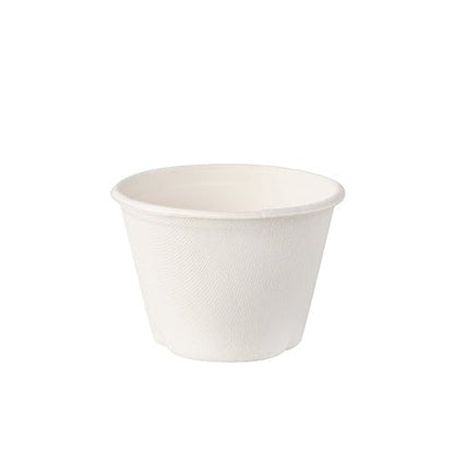 Mot vit bakgrund står en liten, enkel vit PAPSTAR sockerrörsskål "pure" (50-pack) från PAPSTAR GmbH med lätt utställd kant, tillverkad av hållbart sockerrör.