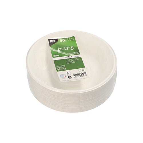 En stapel av 50 vita "Pure"-skålar från PAPSTAR GmbH, tillverkade av hållbart, biologiskt nedbrytbart sockerrör, är insvepta i plast och bär gröna "Pure"-etiketter samt ekocertifieringssymboler på förpackningen.
